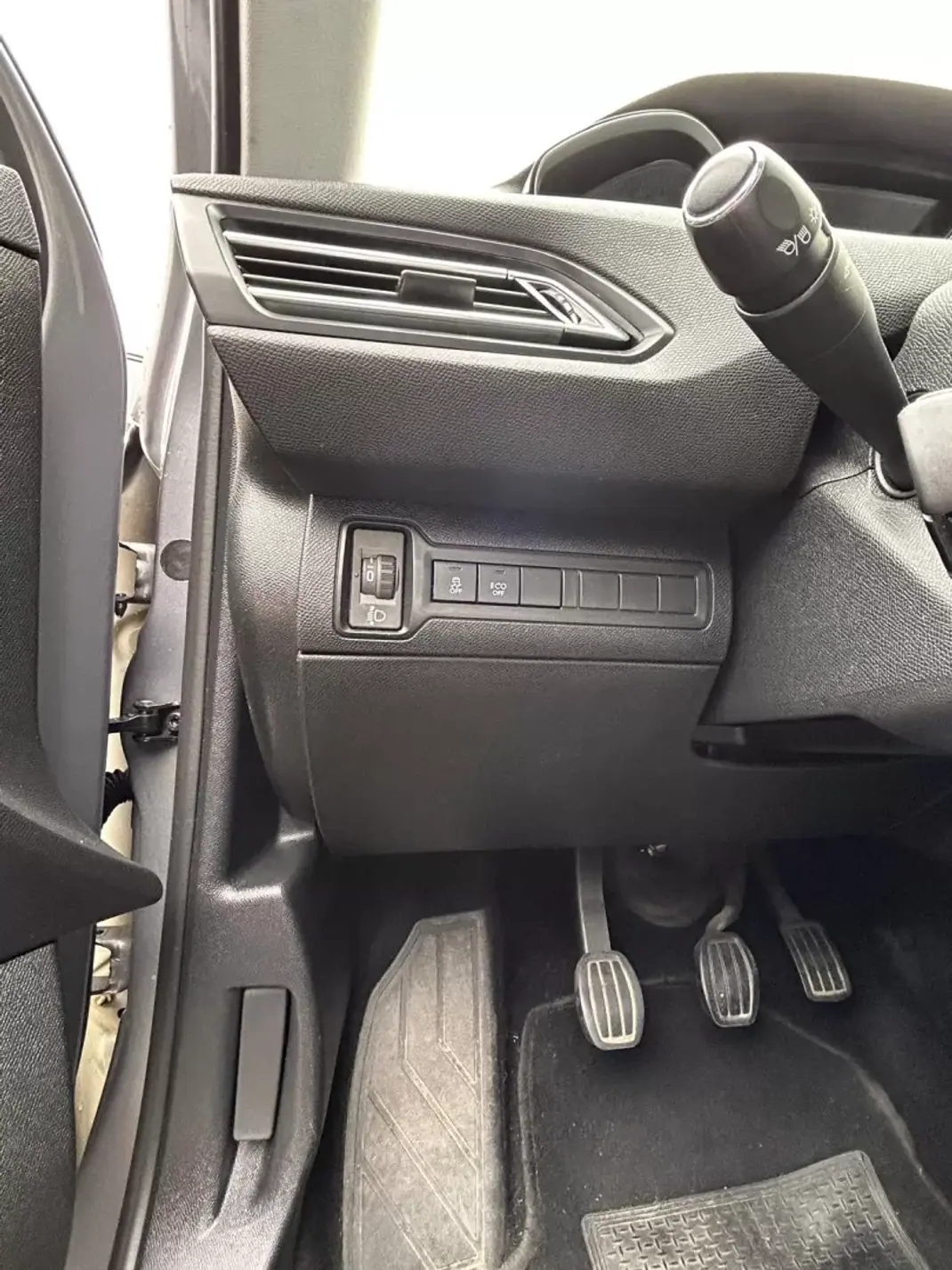 Peugeot 308 2015 - 10750 EUR, 210520 km - 210520km - foto 9 de 22