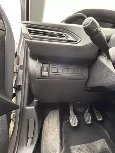 Peugeot 308 2015 - 10750 EUR, 210520 km - 210520km - foto 9 de 22