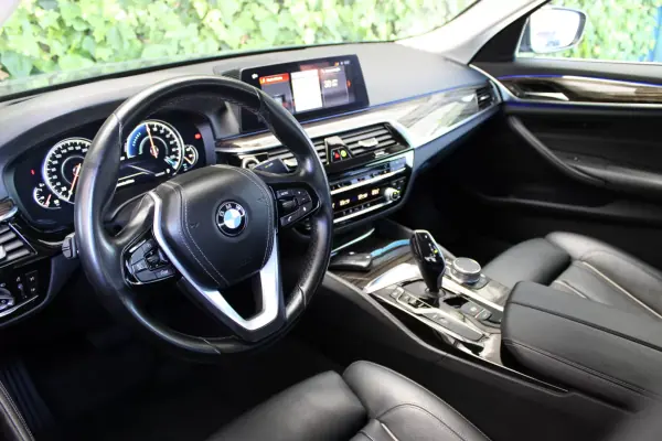 BMW 530e 2018 - 23900 EUR, 145900 km - AUTO.MOTO.pt - 145900km - foto 12 de 18