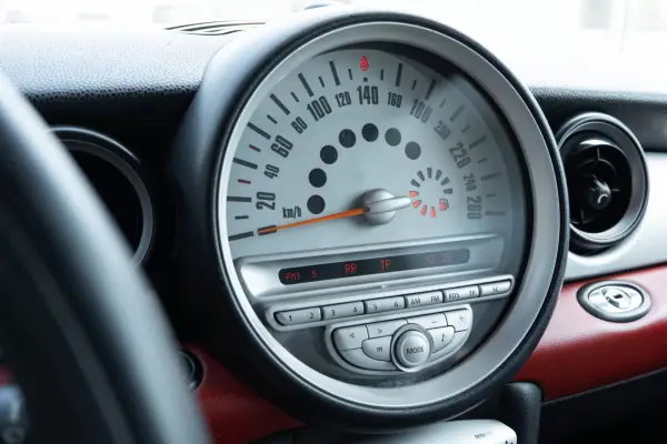 MINI Cooper 2010 - 8999 EUR, 152100 km - AUTO.MOTO.pt - 152100km - foto 14 de 18