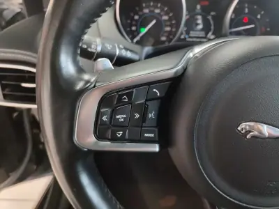 Jaguar XE 2017 - 14250 EUR, 243000 km - AUTO.MOTO.pt - 243000km - foto 26 de 34