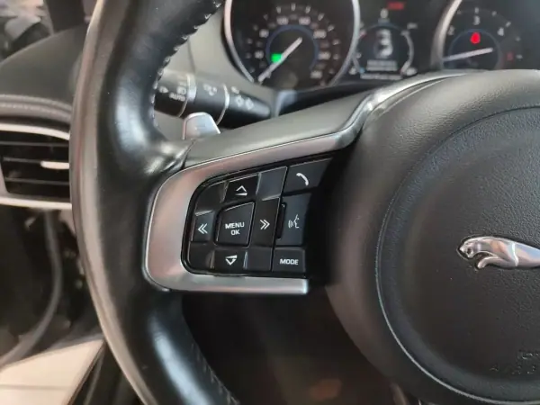 Jaguar XE 2017 - 14250 EUR, 243000 km - AUTO.MOTO.pt - 243000km - foto 26 de 34