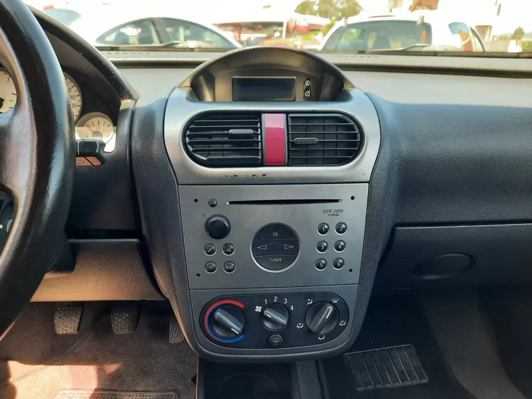 Opel Corsa 2002 - 1995 EUR, 163251 km - AUTO.MOTO.pt - 163251km - foto 7 de 9