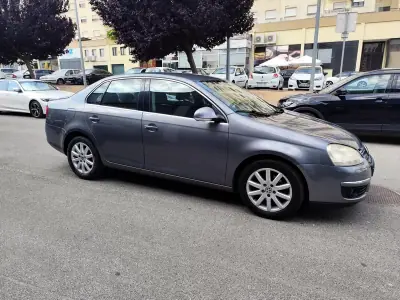 Volkswagen Jetta 2006 - 6500 EUR, 192000 km - AUTO.MOTO.pt - 192000km - foto 17 de 25