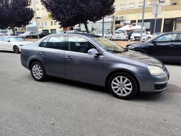 Volkswagen Jetta 2006 - 6500 EUR, 192000 km - AUTO.MOTO.pt - 192000km - foto 17 de 25