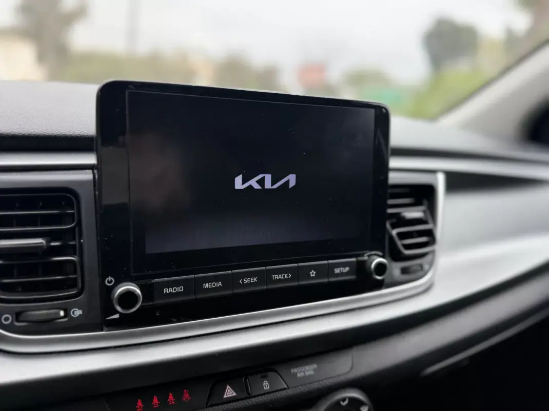 Kia Rio 2023 - 14999 EUR, 30000 km - AUTO.MOTO.pt - 30000km - foto 11 de 13