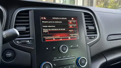 Renault Mégane Sport Tourer 2018 - 12999 EUR, 131021 km - AUTO.MOTO.pt - 131021km - foto 19 de 29
