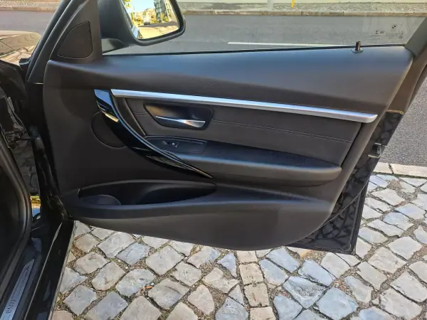 BMW 318 2018 - 17990 EUR, 125000 km - AUTO.MOTO.pt - 125000km - foto 23 de 25