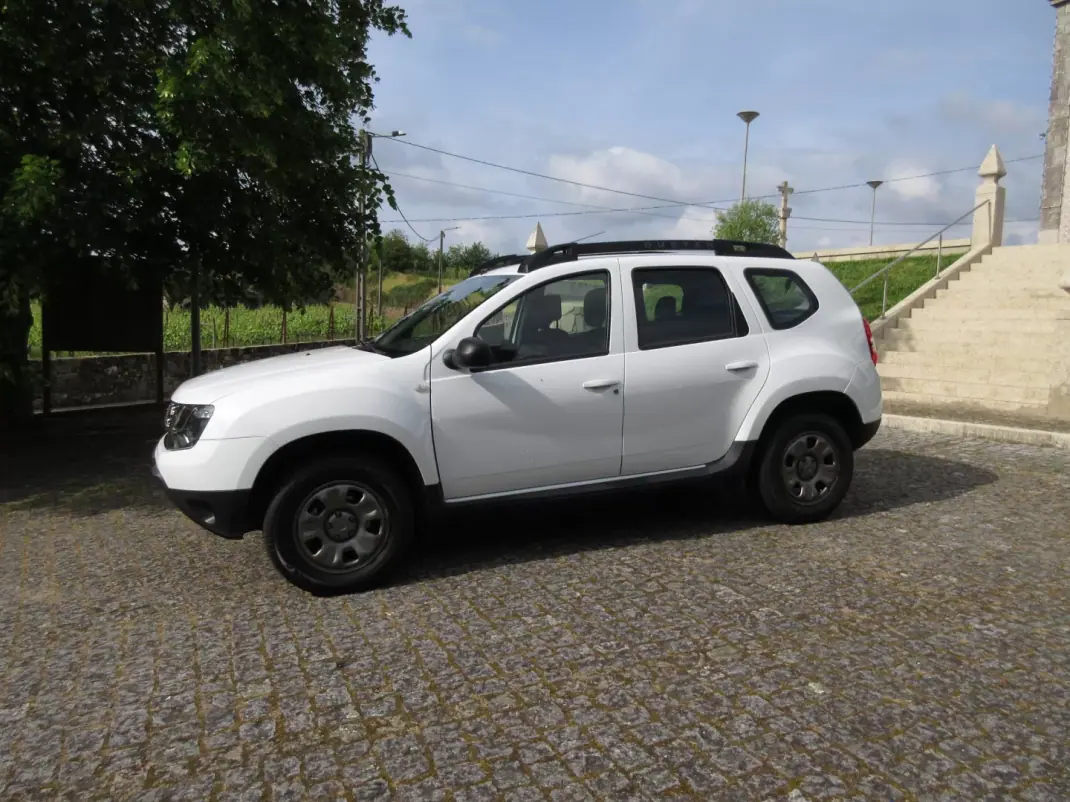 Dacia Duster 2015 - 10990 EUR, 208000 km - AUTO.MOTO.pt - 208000km - foto 4 de 35