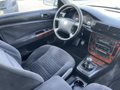 Volkswagen Passat Variant 2003 - 3500 EUR, 330727 km - AUTO.MOTO.pt - 330727km - foto 4 de 29