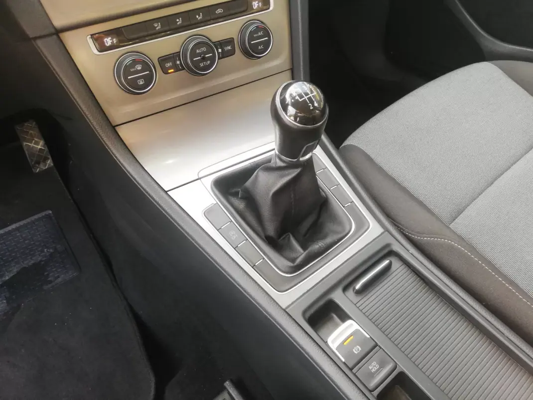 Volkswagen Golf 2013 - 11000 EUR, 240000 km - AUTO.MOTO.pt - 240000km - foto 5 de 21