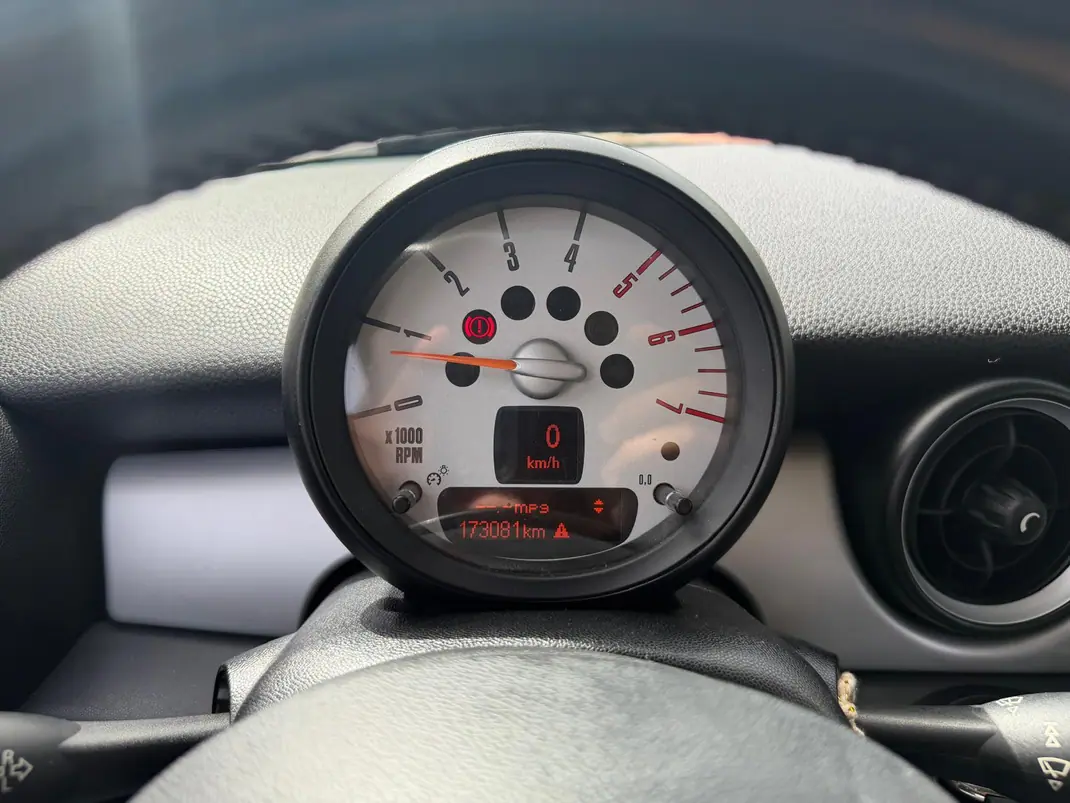 MINI Cooper 2011 - 7000 EUR, 175000 km - AUTO.MOTO.pt - 175000km - foto 11 de 13