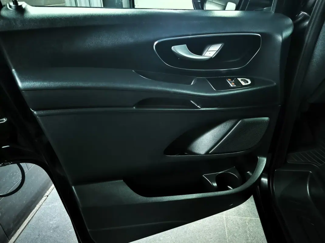 Mercedes-Benz Vito Tourer 2022 - 45950 EUR, 95000 km - AUTO.MOTO.pt - 95000km - foto 27 de 36