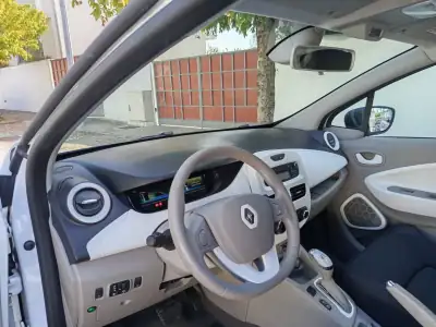 Renault Zoe 2019 - 11490 EUR, 14871 km - AUTO.MOTO.pt - 14871km - foto 12 de 16