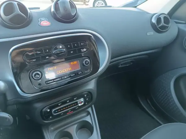 Smart ForFour 2016 - 9900 EUR, 66000 km - AUTO.MOTO.pt - 66000km - foto 18 de 25