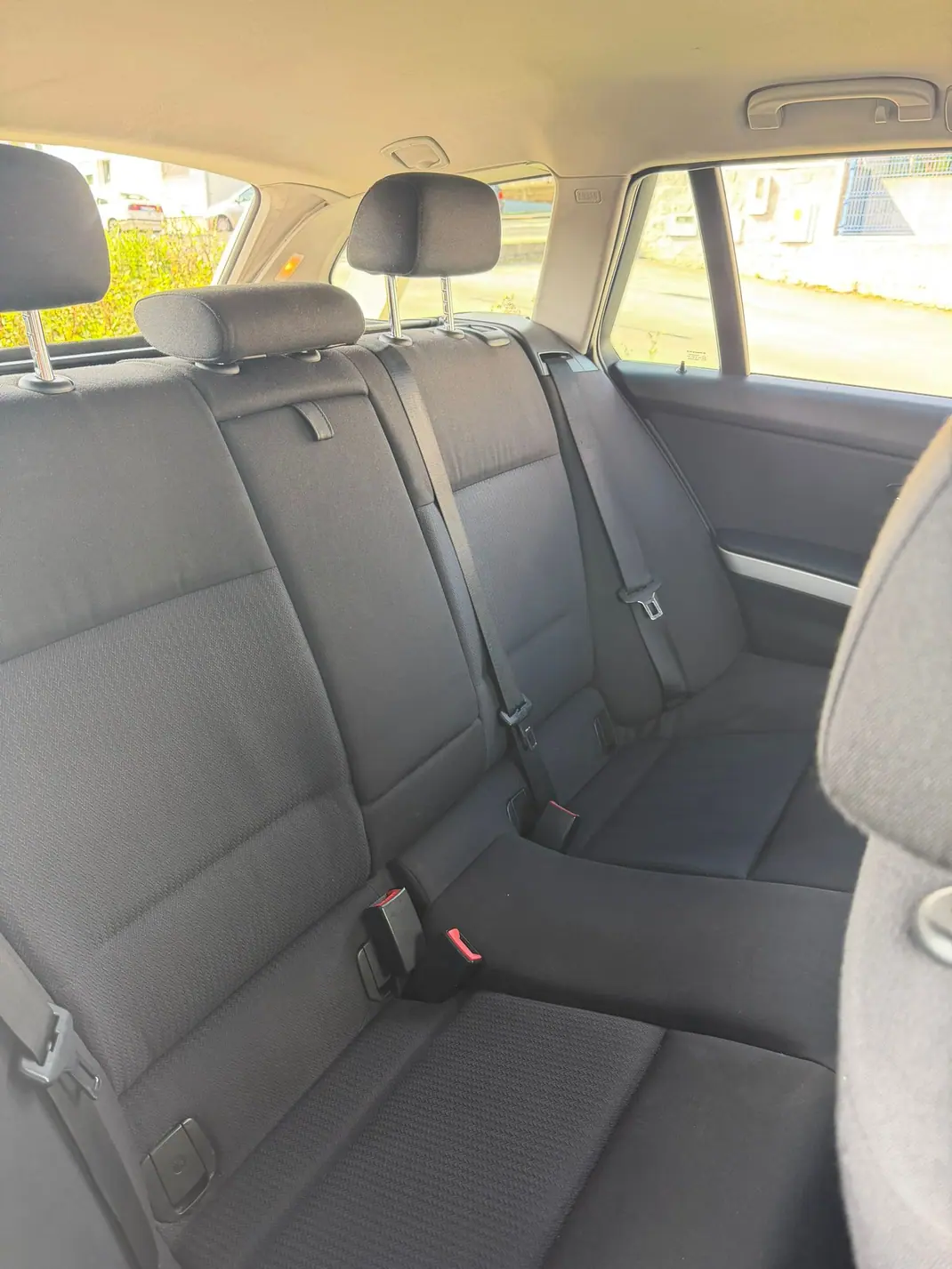 BMW 318 2010 - 8750 EUR, 233000 km - AUTO.MOTO.pt - 233000km - foto 8 de 10