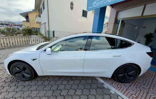Tesla Model 3 2020 - 27950 EUR, 97000 km - AUTO.MOTO.pt - 97000km - foto 6 de 26