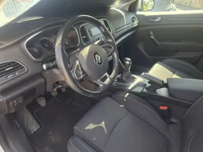 Renault Mégane Sport Tourer 2017 - 9640 EUR, 190239 km - AUTO.MOTO.pt - 190239km - foto 5 de 11