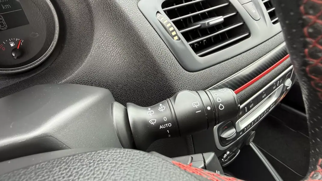 Renault Mégane Sport Tourer 2013 - 9950 EUR, 182000 km - AUTO.MOTO.pt - 182000km - foto 26 de 41