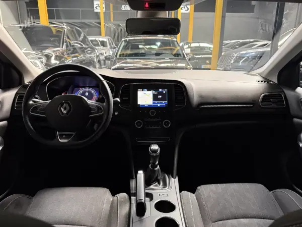 Renault Mégane 2021 - 13990 EUR, 174865 km - AUTO.MOTO.pt - 174865km - foto 12 de 27