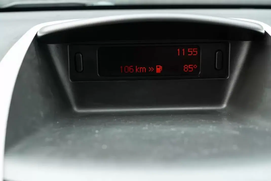 Peugeot 206 2010 - 5850 EUR, 96800 km - AUTO.MOTO.pt - 96800km - foto 18 de 19