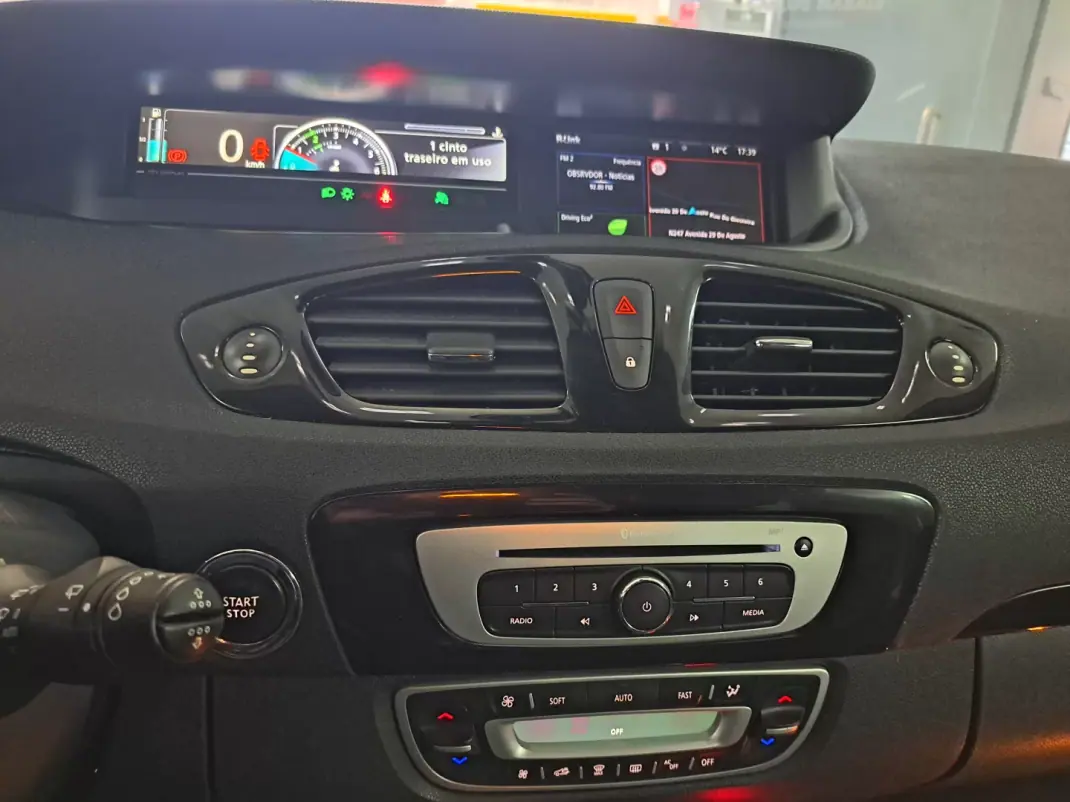 Renault Grand Scénic 2015 - 12990 EUR, 123000 km - AUTO.MOTO.pt - 123000km - foto 9 de 16
