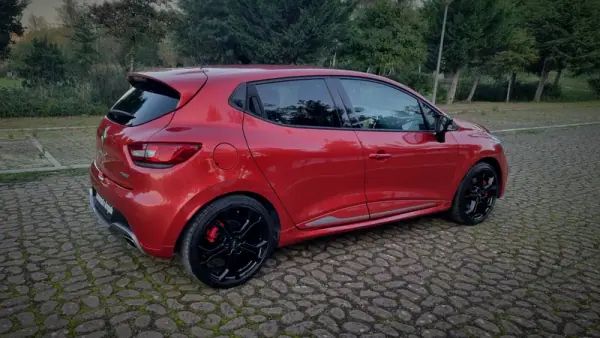 Renault Clio 2014 - 17700 EUR, 146000 km - AUTO.MOTO.pt - 146000km - foto 18 de 23