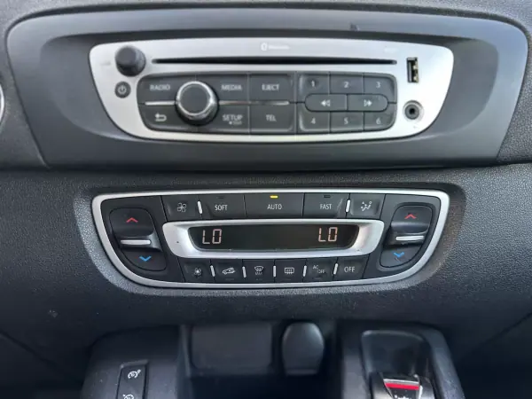 Renault Grand Scénic 2015 - 7990 EUR, 242000 km - AUTO.MOTO.pt - 242000km - foto 38 de 42