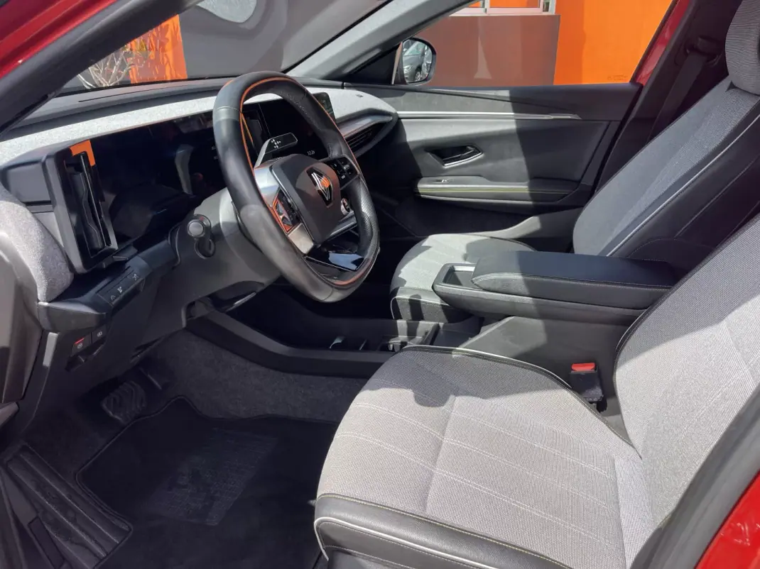 Renault Mégane E-Tech 2023 - 26950 EUR, 30221 km - 30221km - foto 8 de 11