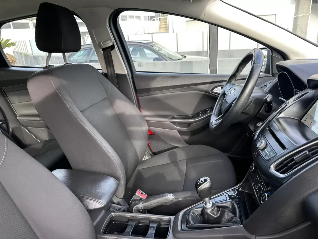 Ford Focus 2017 - 9900 EUR, 190000 km - AUTO.MOTO.pt - 190000km - foto 45 de 50