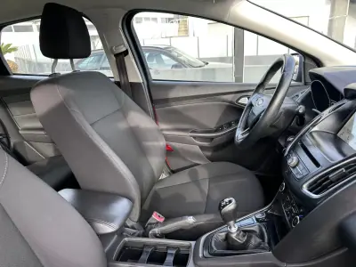 Ford Focus 2017 - 9900 EUR, 190000 km - AUTO.MOTO.pt - 190000km - foto 45 de 50