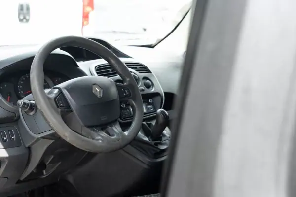 Renault Kangoo 2017 - 7900 EUR, 330000 km - AUTO.MOTO.pt - 330000km - foto 5 de 10