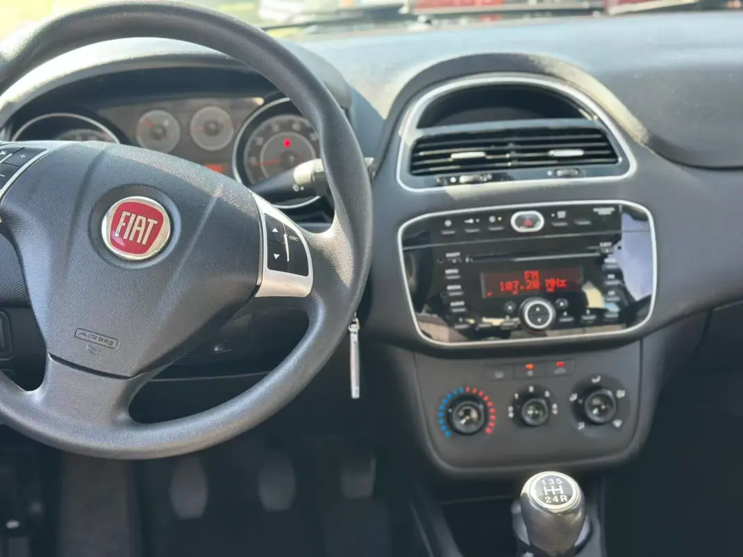 Fiat Punto 2018 - 10990 EUR, 83900 km - AUTO.MOTO.pt - 83900km - foto 18 de 20