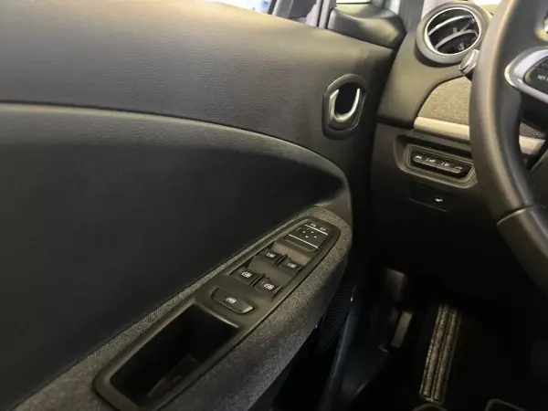 Renault Zoe 2020 - 13990 EUR, 145000 km - AUTO.MOTO.pt - 145000km - foto 36 de 52