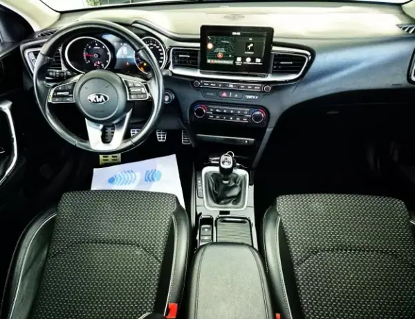 Kia Ceed 2019 - 15750 EUR, 145000 km - AUTO.MOTO.pt - 145000km - foto 8 de 12