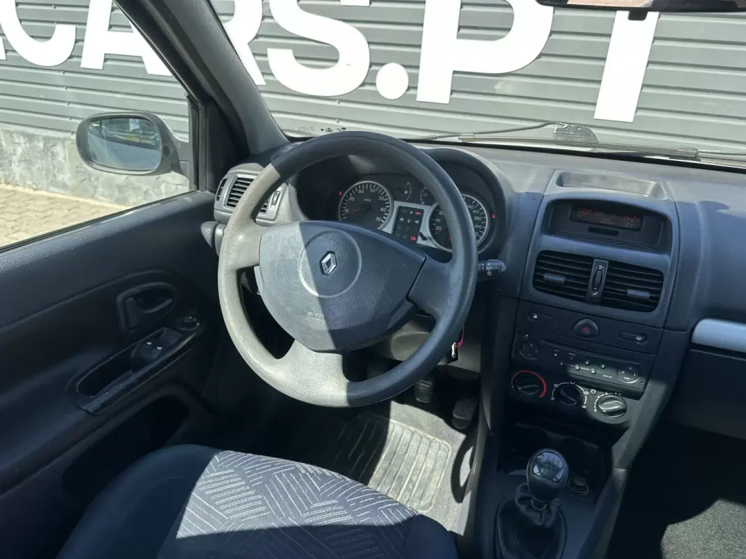 Renault Clio 2002 - 2750 EUR, 240000 km - AUTO.MOTO.pt - 240000km - foto 20 de 25