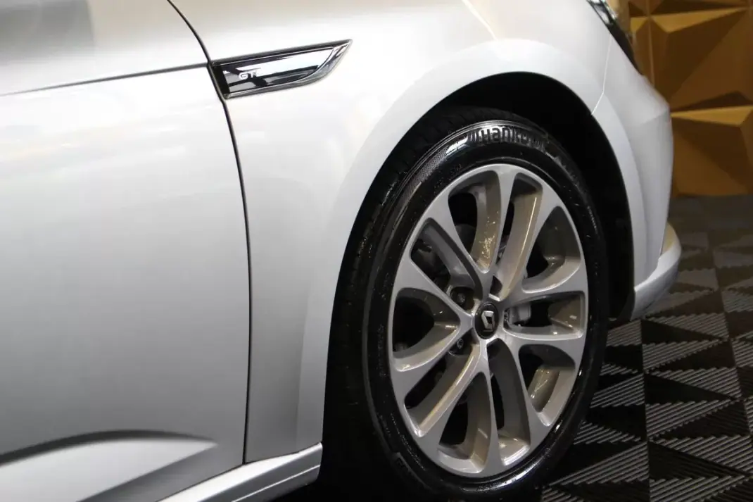 Renault Mégane Sport Tourer 2020 - 16790 EUR, 137000 km - AUTO.MOTO.pt - 137000km - foto 13 de 37