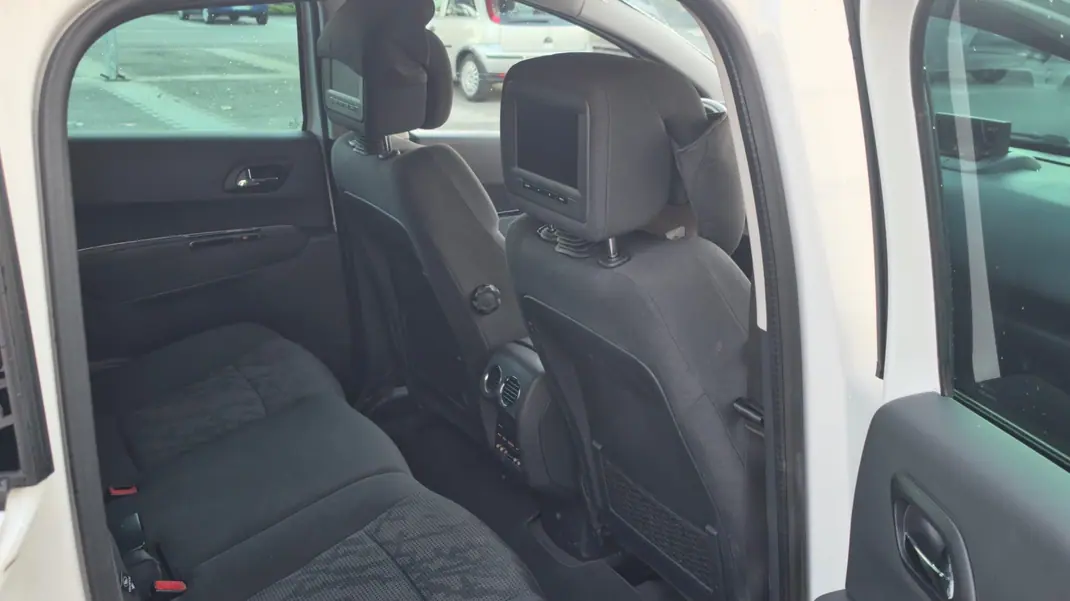 Peugeot E-5008 2013 - 6999 EUR, 250000 km - 250000km - foto 8 de 12