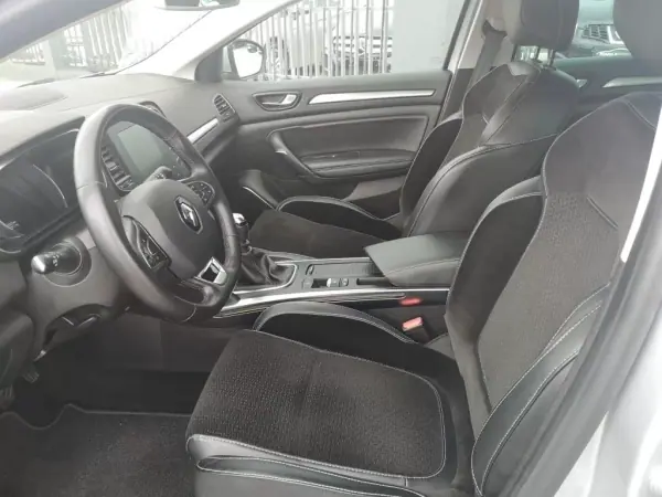 Renault Mégane 2019 - 17900 EUR, 96000 km - AUTO.MOTO.pt - 96000km - foto 14 de 27