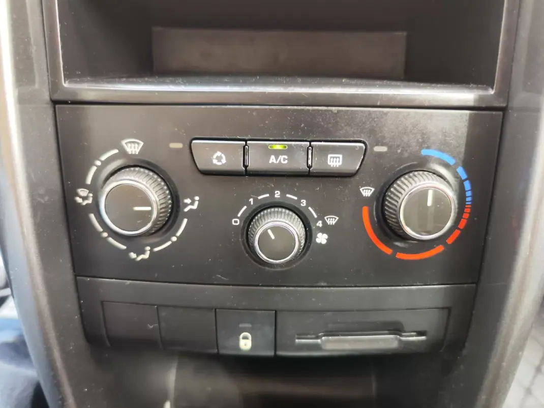 Peugeot 207 2011 - 5480 EUR, 219000 km - AUTO.MOTO.pt - 219000km - foto 37 de 38