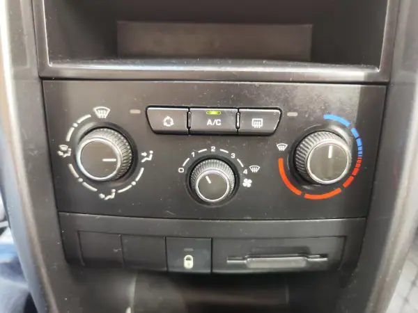 Peugeot 207 2011 - 5480 EUR, 219000 km - AUTO.MOTO.pt - 219000km - foto 37 de 38