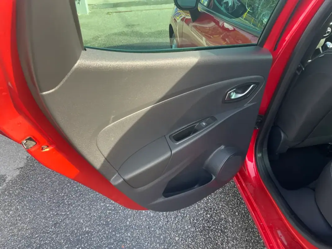 Renault Clio 2017 - 11950 EUR, 94905 km - AUTO.MOTO.pt - 94905km - foto 19 de 27