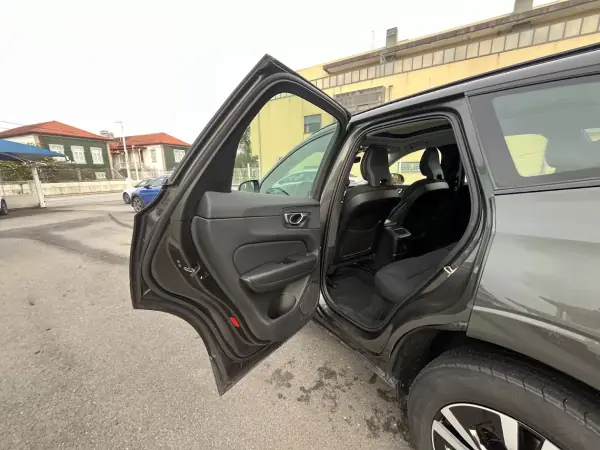 Volvo XC 60 2020 - 32750 EUR, 141000 km - AUTO.MOTO.pt - 141000km - foto 36 de 51