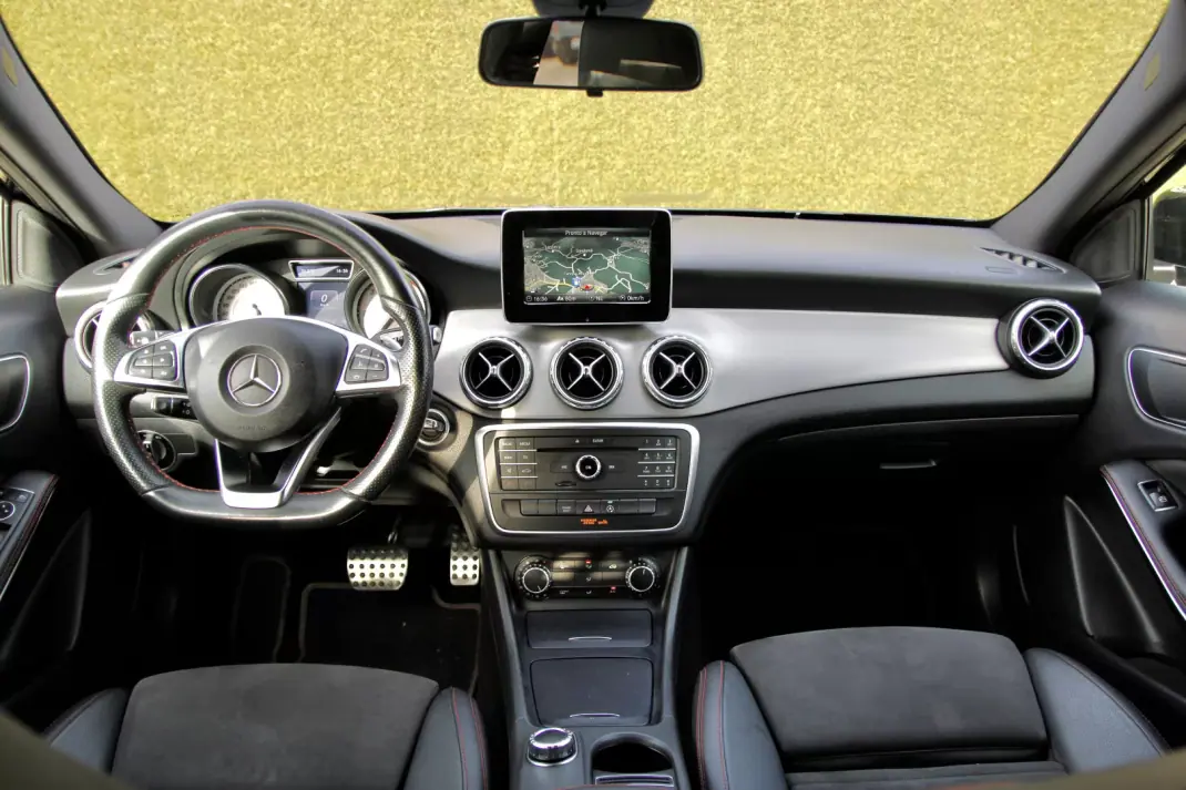 Mercedes-Benz GLA 180 2016 - 22500 EUR, 148000 km - AUTO.MOTO.pt - 148000km - foto 14 de 32