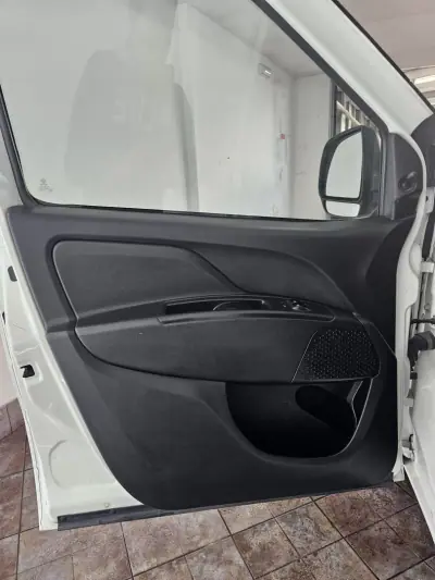 Fiat DOBLO CARGO 1.3 MULTIJET EASY 2018 - 10250 EUR, 177400 km - AUTO.MOTO.pt - 177400km - foto 14 de 26