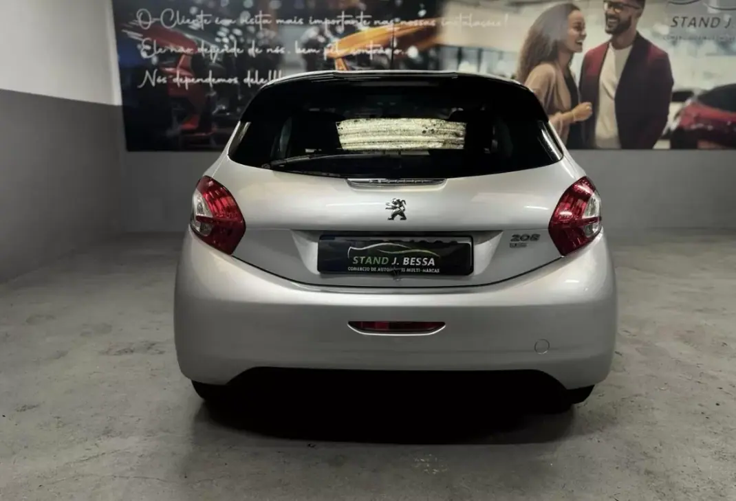 Peugeot 208 2014 - 8990 EUR, 174000 km - AUTO.MOTO.pt - 174000km - foto 3 de 9