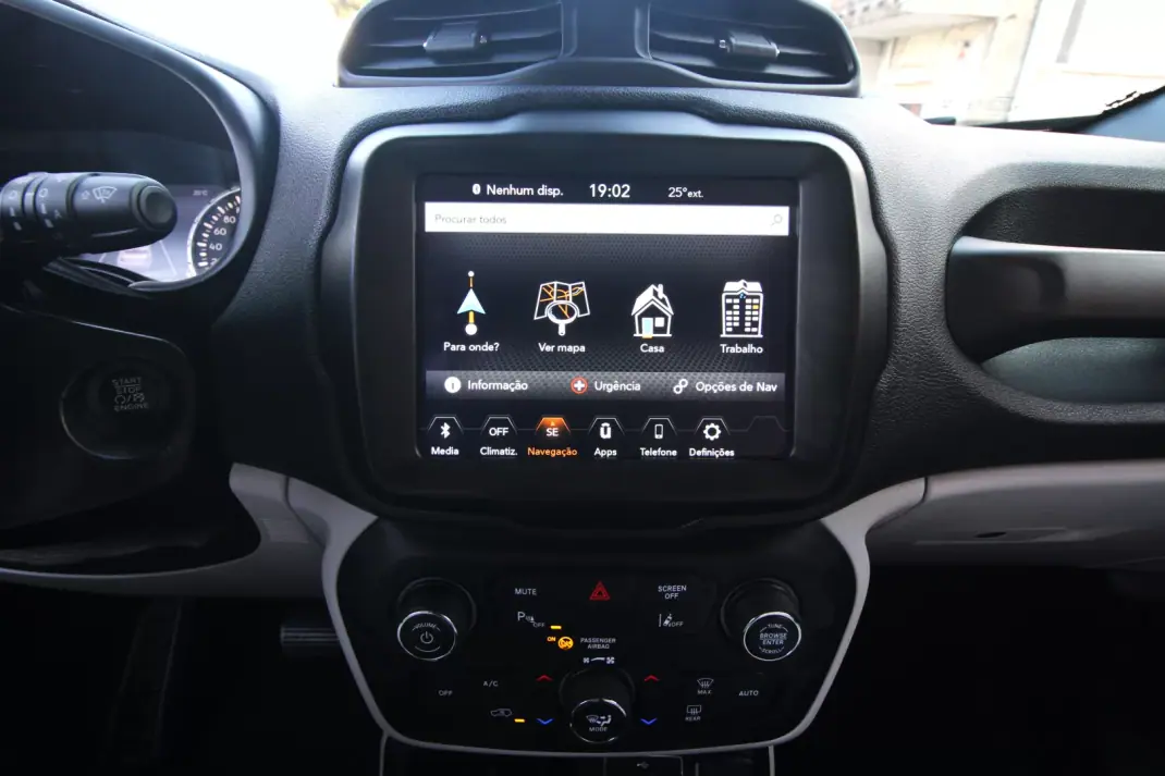 Jeep Renegade 2018 - 14990 EUR, 116000 km - AUTO.MOTO.pt - 116000km - foto 23 de 36