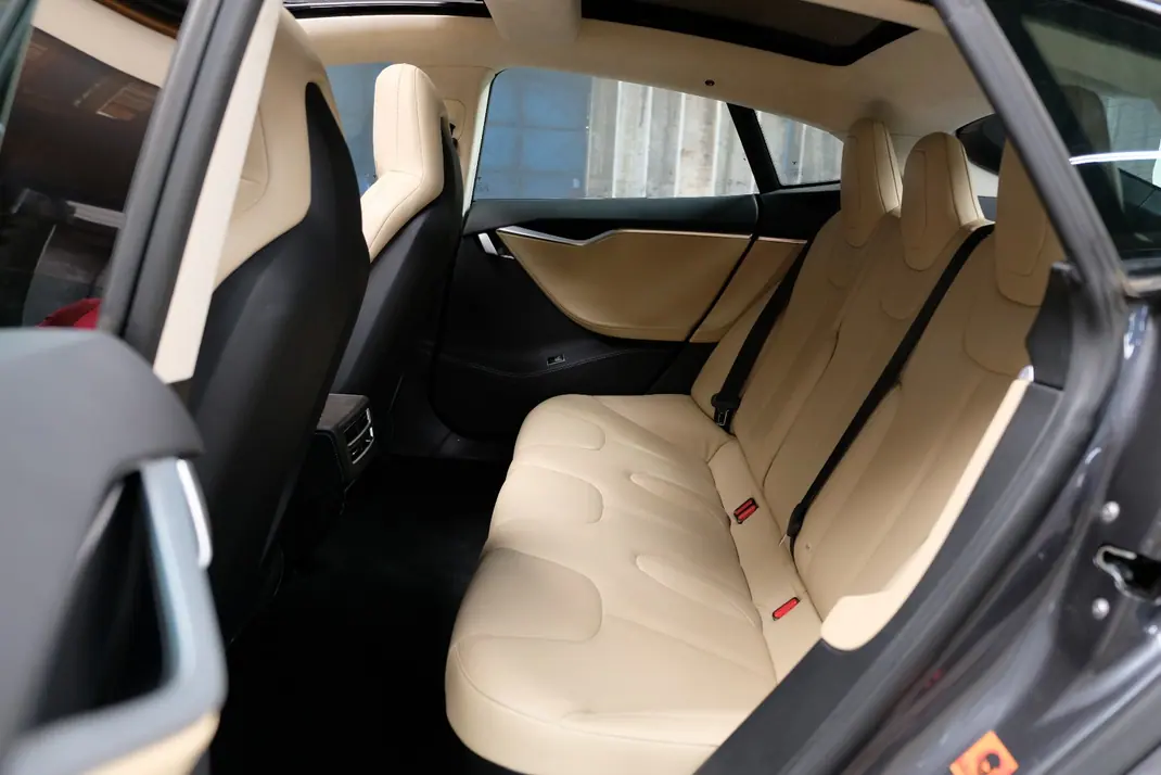 Tesla Model S 2015 - 27900 EUR, 126000 km - AUTO.MOTO.pt - 126000km - foto 7 de 10