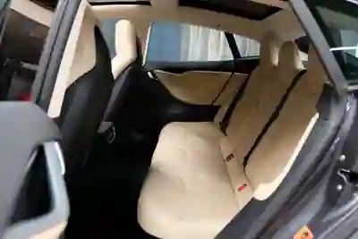 Tesla Model S 2015 - 27900 EUR, 126000 km - AUTO.MOTO.pt - 126000km - foto 7 de 10