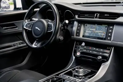 Jaguar XF 2017 - 24990 EUR, 145800 km - AUTO.MOTO.pt - 145800km - foto 29 de 55